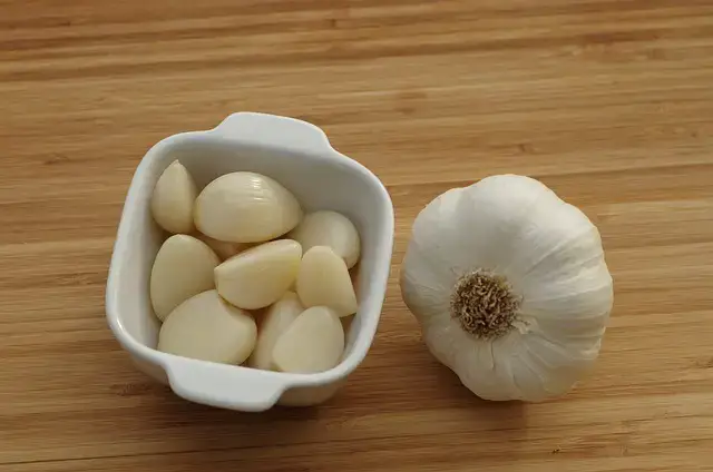 'Video thumbnail for How to Best Eat Raw Garlic Without Burning Your Mouth'