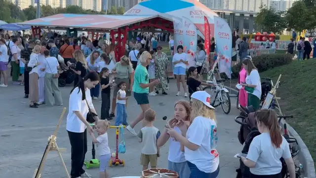 Video thumbnail for Russia: Moscow celebrates Holi Festival of Colors.