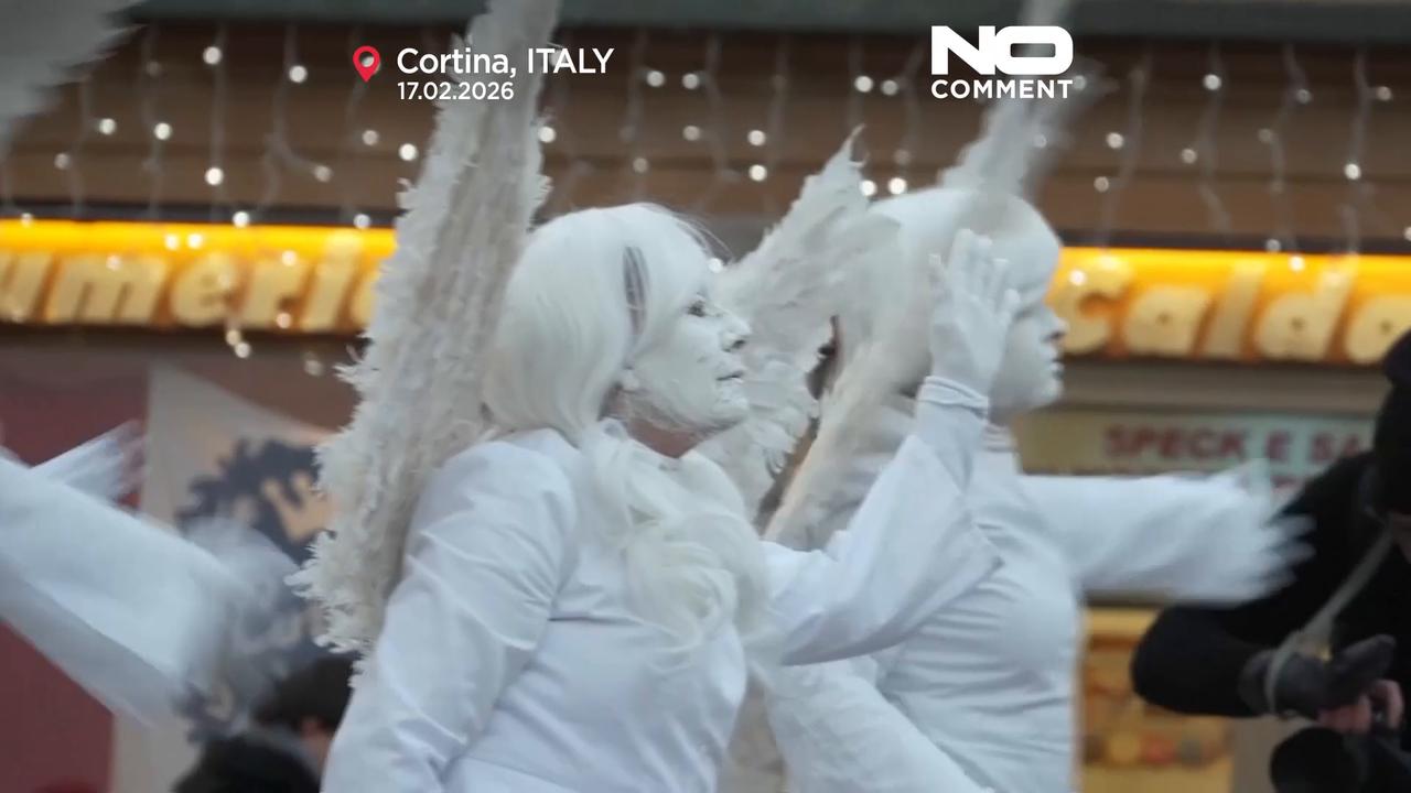 Video thumbnail for Olympic fans experience Italy's colourful Carnival in Cortina