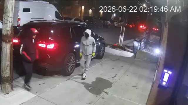 Video thumbnail for Gun-wielding duo gets away with $36K worth of jewelry in robbery spree across the Bronx