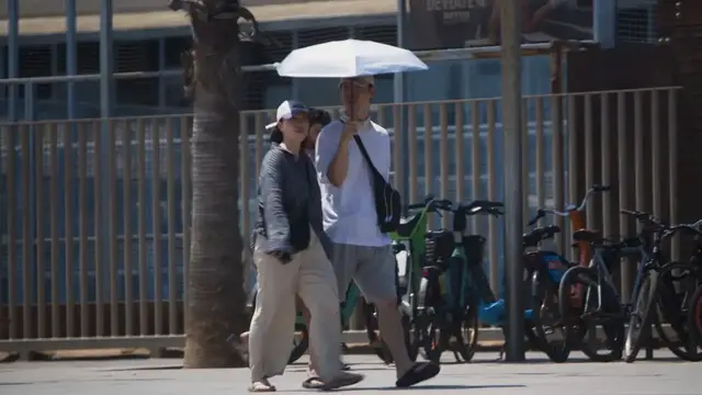 Video thumbnail for Spain: Summer heat draws crowds to Barcelona's Barceloneta Beach.