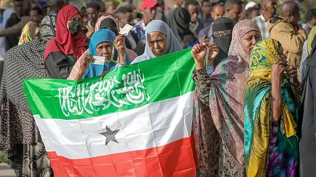 Video thumbnail for Hundreds celebrate in Somaliland's capital after Trump comments