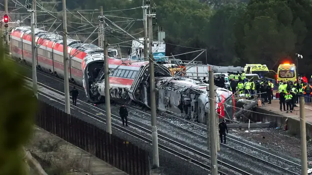 Video thumbnail for Spain high-speed train crash kills at least 40 as PM vows ‘transparent’ probe