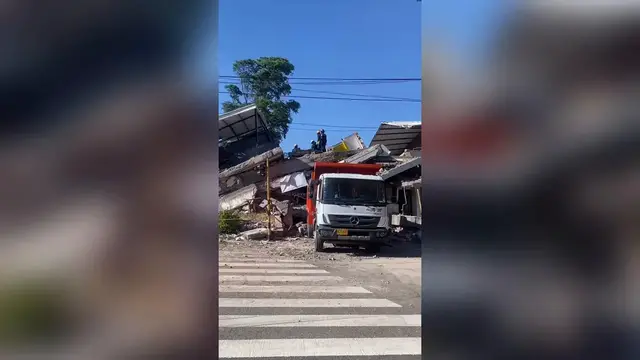 Video thumbnail for Colombia: At least 111 killed after magnitude 7.4 earthquake strikes Colombia (2).