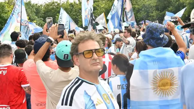 Video thumbnail for US: Argentina AFA fans pre-game rally in Dallas during The FIFA World Cup 3.