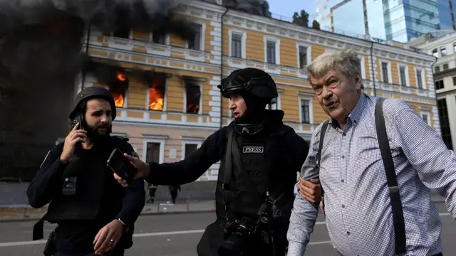 Video thumbnail for Russian strike hits central Kyiv: One killed in attack on Academy of Sciences building