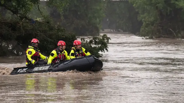 Video thumbnail for Search for Texas missing children continues as toll from floods rises to 43