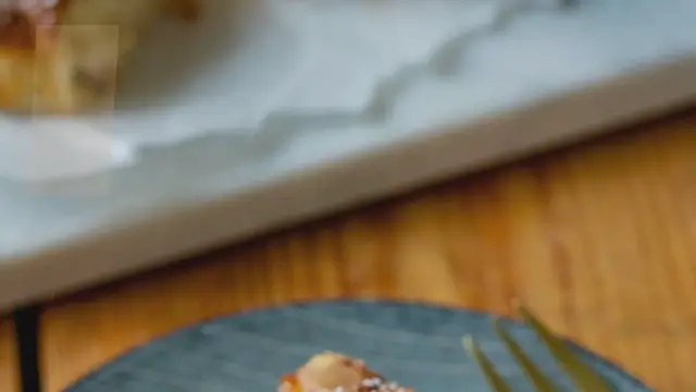 'Video thumbnail for Saftiger Rhabarberkuchen – einfacher Rührkuchen mit Rhabarber'