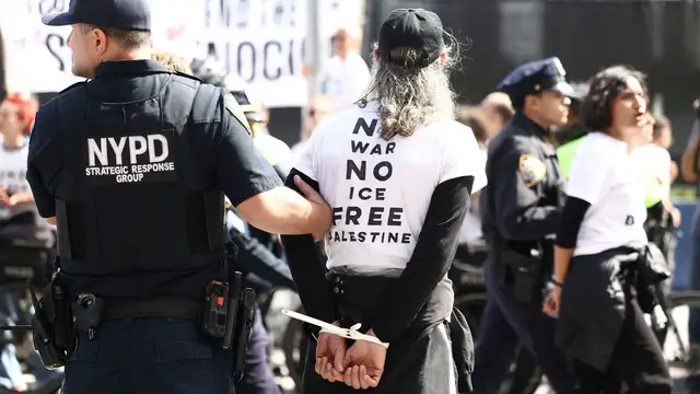 Video thumbnail for More than 100 protesters arrested outside UN demanding Netanyahu’s arrest