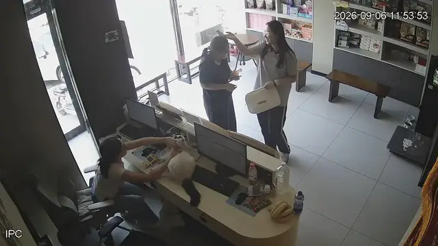 Video thumbnail for Bird Lands on Woman’s Head at Pet Hospital in Tianjin