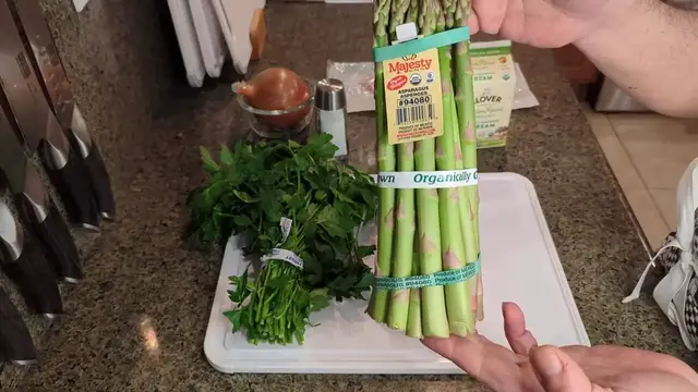 Video thumbnail for Easy Creamy Asparagus Soup Recipe