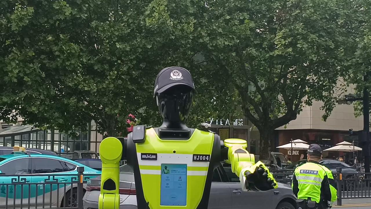 Video thumbnail for China: Robot Traffic Police in Hangzhou.