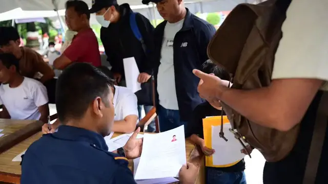 Video thumbnail for Nepal: DNA samples taken from missing persons' relatives to identify Nepal flood victims.