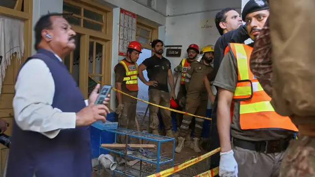 Video thumbnail for Pakistan school roof collapse kills at least 28, children remain trapped
