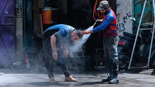 Video thumbnail for Longer, hotter heatwaves leading to rise in heat stress around the world