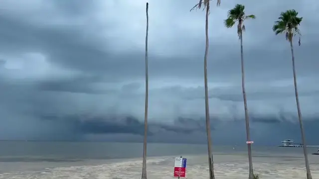Video thumbnail for US: Ominous Shelf Cloud Looms Over St. Petersburg, Florida.