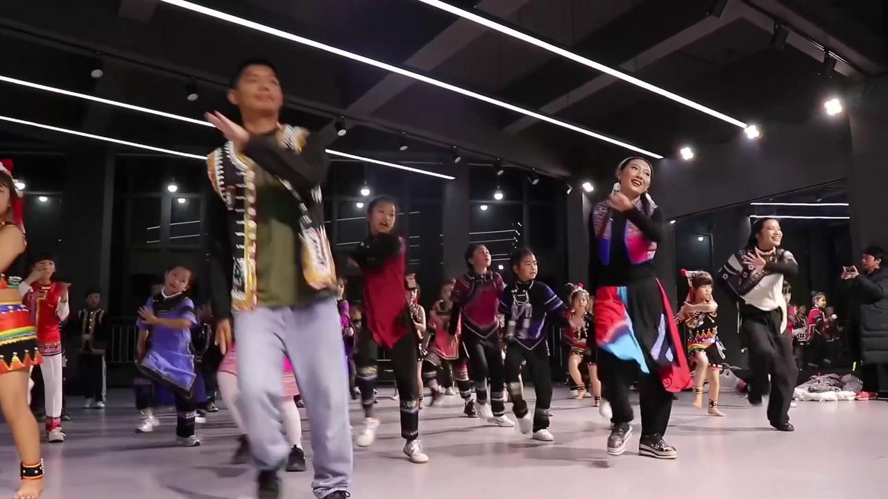 Video thumbnail for China: Young dancer revives ancient Hani tradition in Honghe.