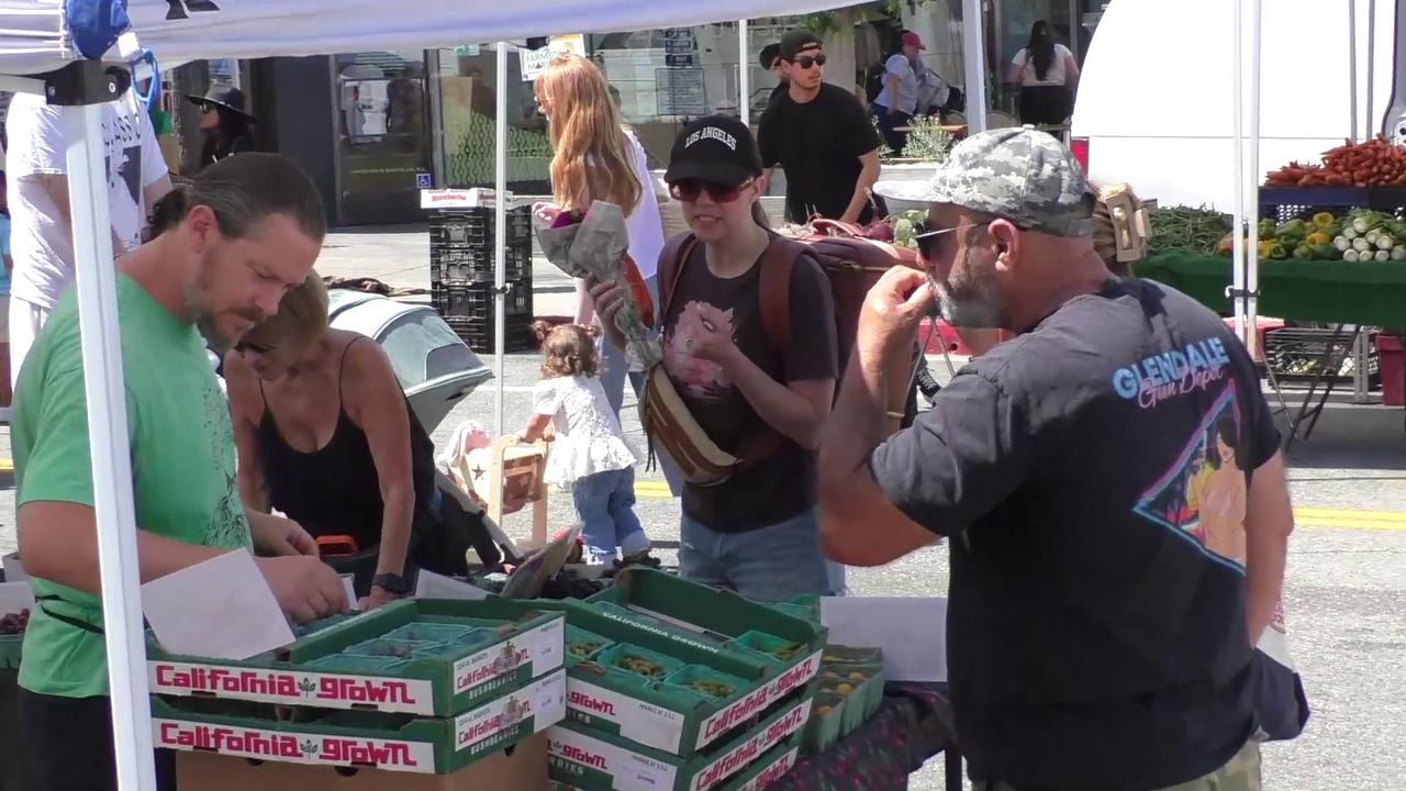 Video thumbnail for RAW Video: Celebrites Shopping At The Farmers Market 2/3.
