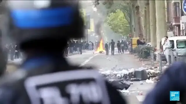 Video thumbnail for Clashes between French teens, police as school blockades intensify