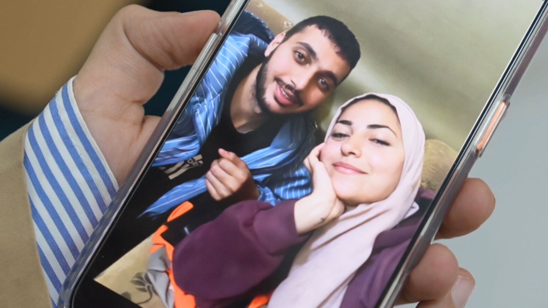 Video thumbnail for Love divided by Rafah crossing closure as Palestinian couple wait to reunite