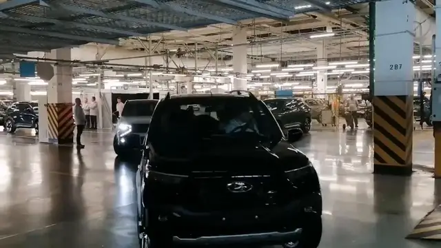 Video thumbnail for Russia: Russia's Deputy Prime Minister Novak visits Avtovaz.