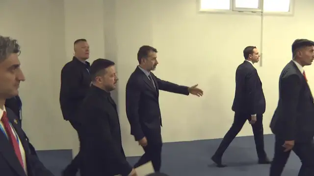 Video thumbnail for Türkiye: Ukrainian President Zelenskyy arrives at NATO Defense Forum in Ankara.