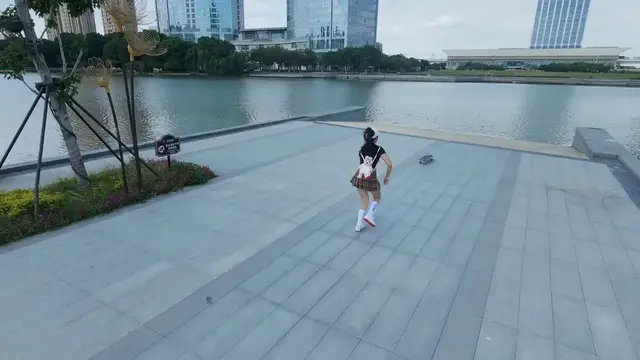 Video thumbnail for Skateboard Rolls Into River After Woman Loses Control in Jiangsu