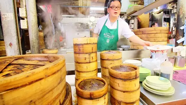 'Video thumbnail for Hong Kong Street Food Tour - BEST DIM SUM!! 5 MUST-TRY Street Foods in Hong Kong 2018 + SEAFOOD'