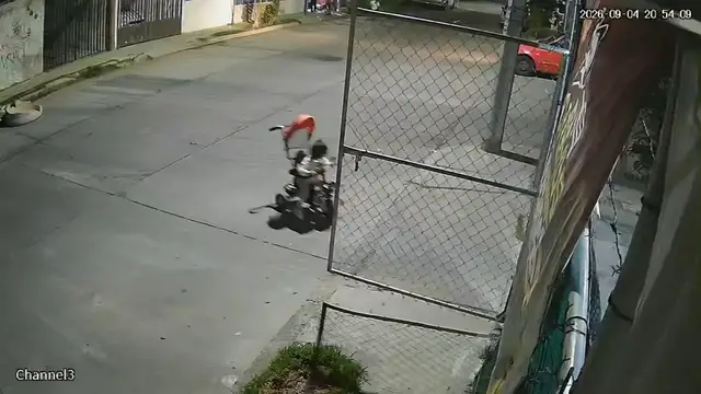 Video thumbnail for Child Tips Bicycle While Backing Out of Garage in Aguascalientes