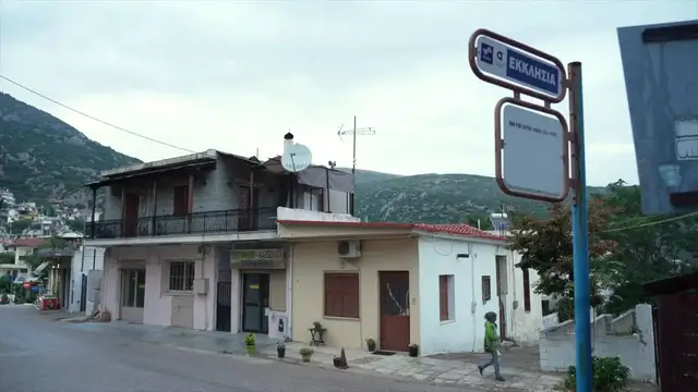 Video thumbnail for Greece: Greek wildfires leave residents exposed to toxic smoke.
