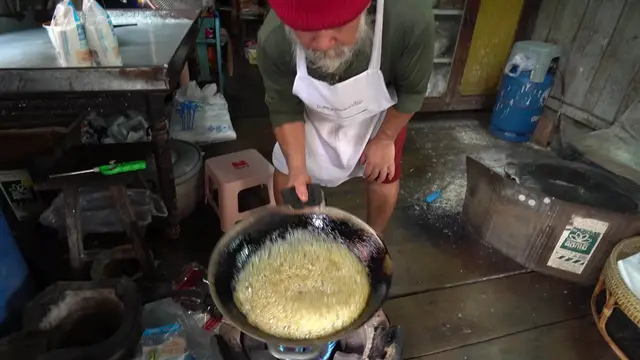 'Video thumbnail for Thailand's BIGGEST River Prawns + CRAZY Thai Candy!! Top 3 THAI STREET FOODS in Ayutthaya!'