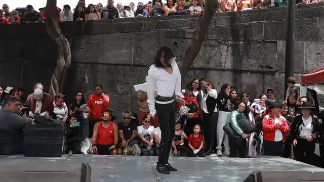 Video thumbnail for Mexico: Michael Jackson fans stage massive 'Thriller' tribute in Mexico City on his 68th birthday.