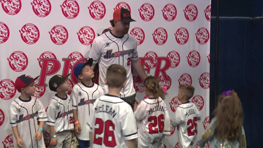 Video thumbnail for Mets pitcher Nolan McLean teaches little leaguers at Nassau clinic