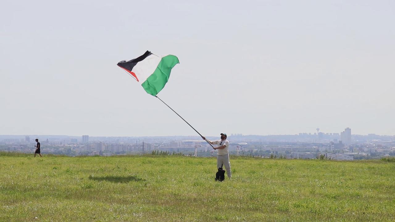 Video thumbnail for France: Activists gather near Paris for World Kite Day for Palestine event.