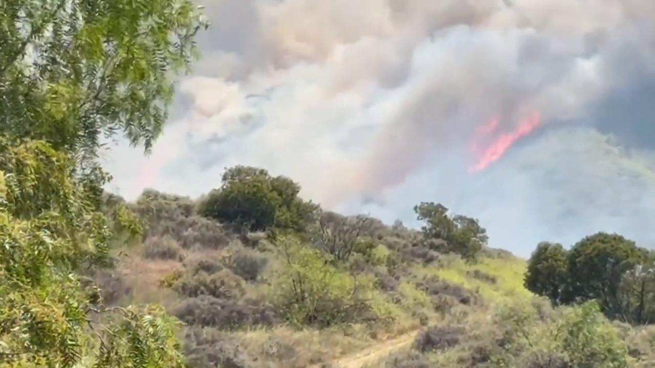 Video thumbnail for US: Sandy Fire Erupts Across Ventura County Hillsides as Flames and Smoke Engulf Simi Valley.