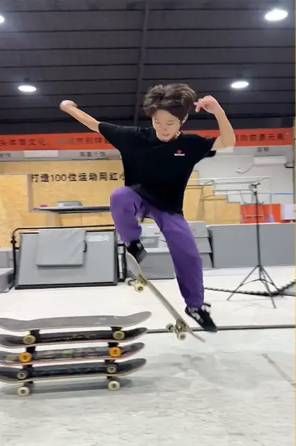 'Video thumbnail for Highest stack of skateboards ollied - 4 by Zhou Zeyan'