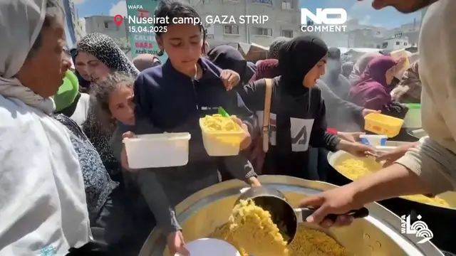 Video thumbnail for Palestinians line up to receive food aid in central Gaza