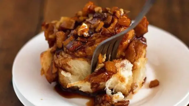 Video thumbnail for Caramel Rolls with Apples and Walnuts recipe