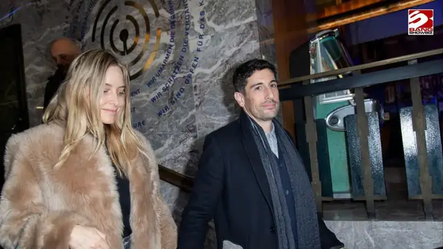 Video thumbnail for Jenny Mollen discusses 'surreal' split from Jason Biggs