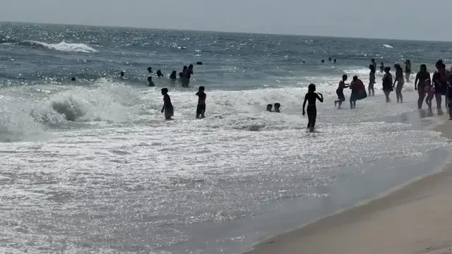 Video thumbnail for The heat is on - and so is the lifeguard warning
