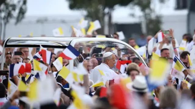 Video thumbnail for Huge crowds cheer Pope Leo along Champs-Elysees ahead of Paris mass