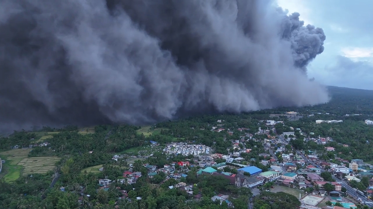 Video thumbnail for Drone captures Mayon Volcano’s ash cloud spreading in Camalig