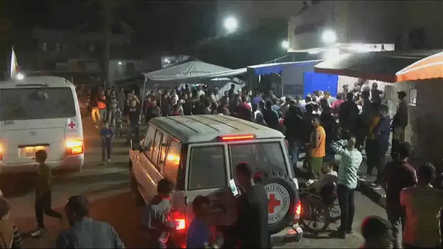 'Video thumbnail for Israeli forces releases 5 Palestinian prisoners to Red Cross in southern Gaza'