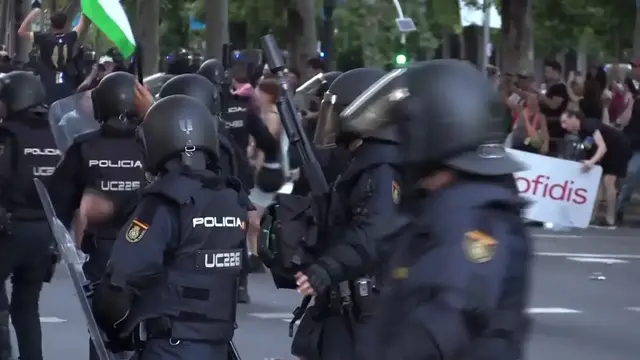 'Video thumbnail for Scenes after pro-Palestinian protesters interrupted final stage of Spanish Vuelta'