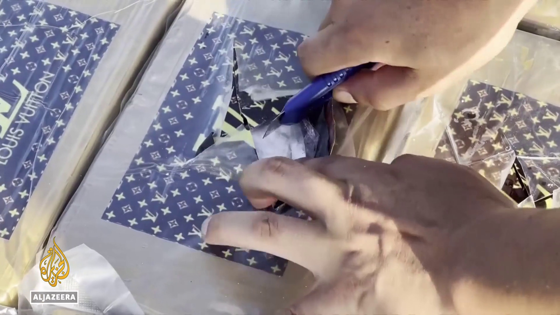 Video thumbnail for Galapagos Islands: Transforming into a hub for drug smuggling in Ecuador