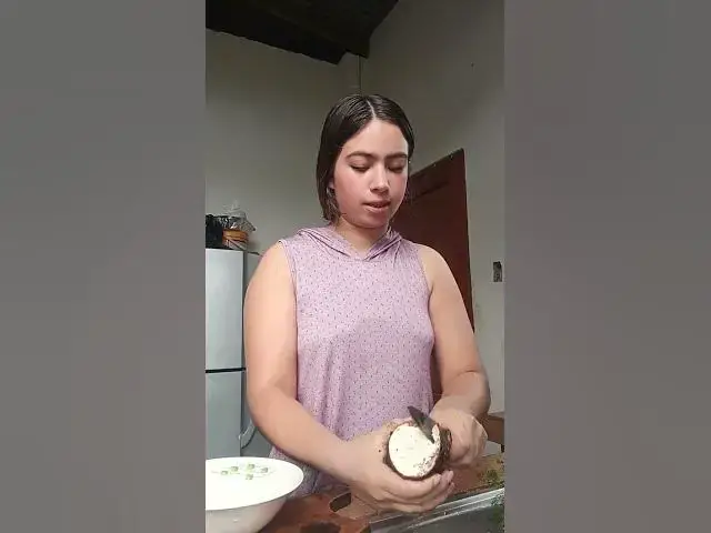 Video thumbnail for Como pelar una yuca #viral #arianagatita #cocinando