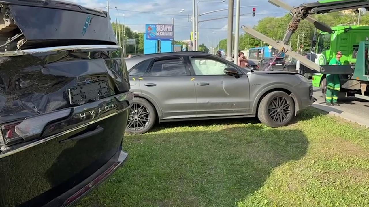 Video thumbnail for Russia: Road collision involving car of football player Prudnikov.