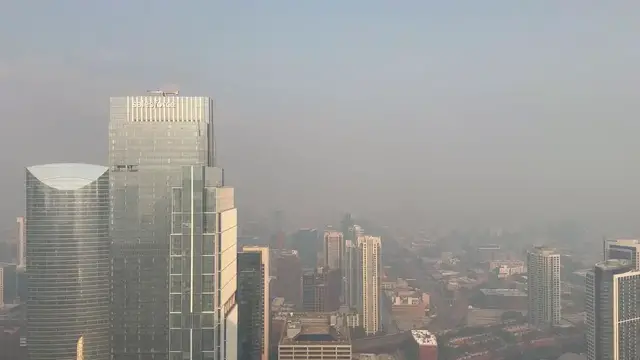 Video thumbnail for US: Chicago Skyline Blanketed By Canadian Wildfire Smoke.