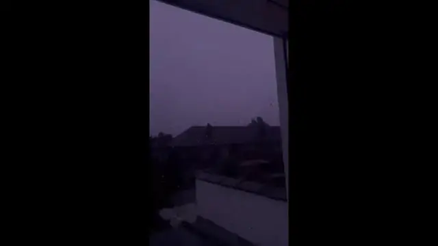 Video thumbnail for London: Lightning Strikes Light Up Sky.