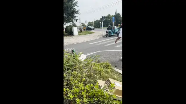 Video thumbnail for Man Freed After Cargo Tricycle Overturns at Jiangsu Intersection